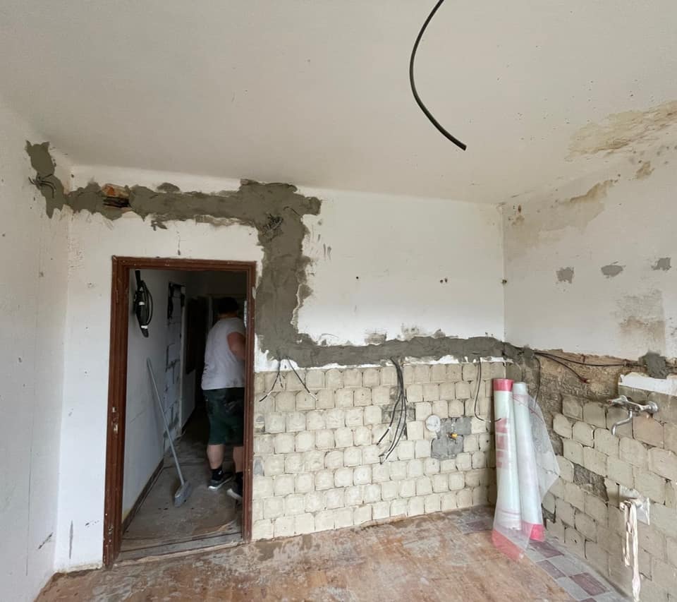 Vysekané a zapravené drážky s novými kabely ve zdi kuchyně během rekonstrukce ve Fryčovicích