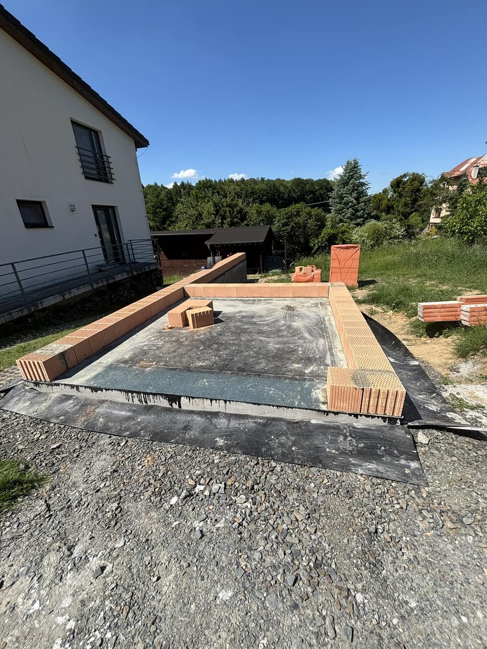 První řady obvodového zdiva z cihel HELUZ ve Skalici