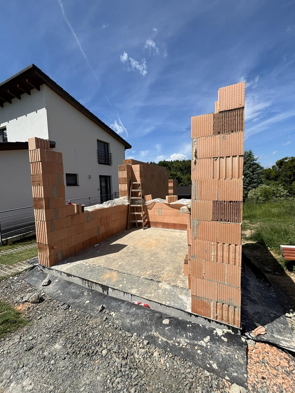 Obvodové zdi z cihel HELUZ s vyzděným nárožím ve Skalici