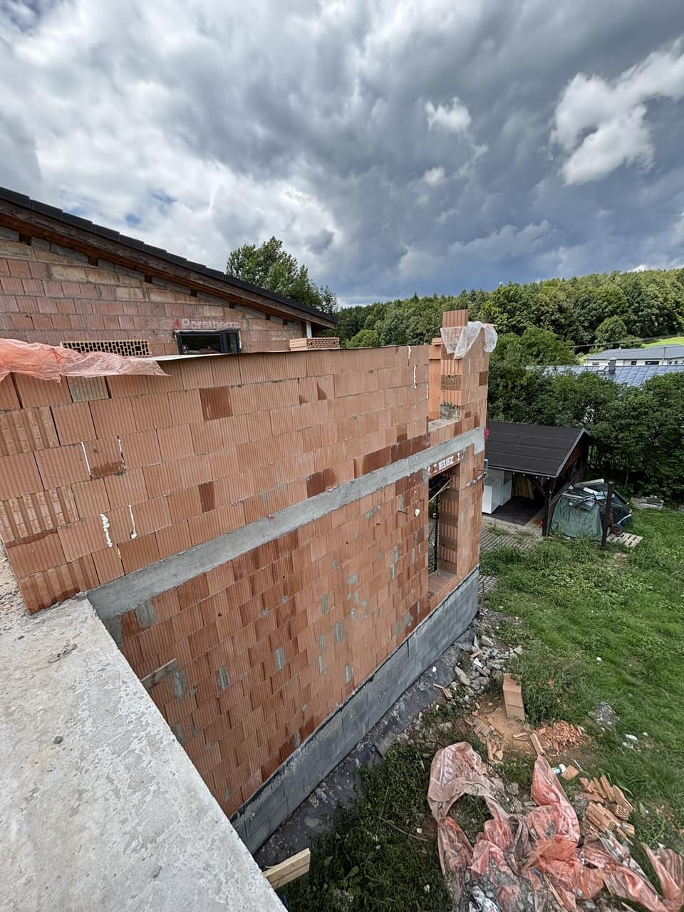 Obvodová zeď z cihel HELUZ s okenními otvory ve Skalici